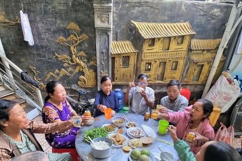 Rộn ràng bữa cơm tất niên xóm chạy thận