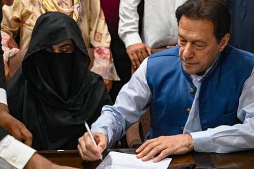 Cựu Thủ tướng Pakistan bị phạt tù vì kết hôn bất hợp pháp