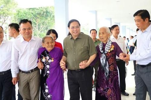 Thủ tướng Phạm Minh Chính chúc Tết, tặng quà người dân Cần Thơ