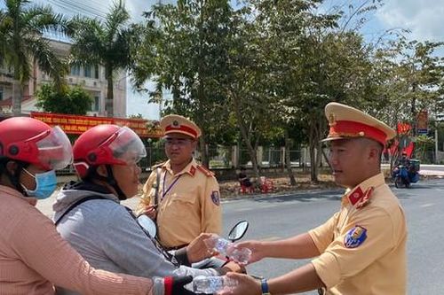 Công an Sóc Trăng hỗ trợ xăng, nước uống cho người dân về quê đón Tết