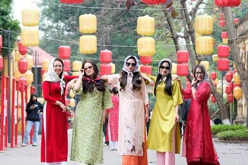 Cuối tuần tranh thủ thời tiết đẹp, giới trẻ đổ xô về Hoàng thành chụp ảnh Concept Tết