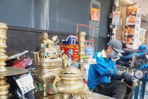 Người làm nghề đánh bóng lư đồng ở TPHCM tất bật vụ Tết