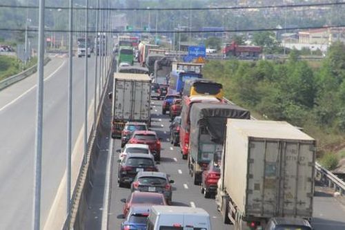 Xe nhích từng chút một trên lối ra cao tốc Đà Nẵng - Quảng Ngãi