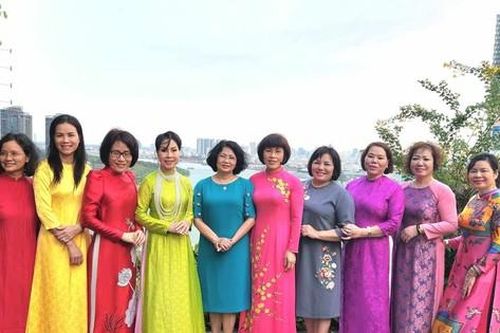 Đại diện Diễn đàn Phụ nữ Việt Nam tại châu Âu gặp lại nguyên Phó Chủ tịch nước
