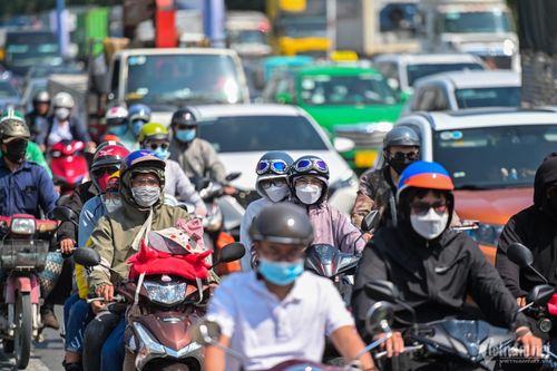 Người dân đội nắng, nhích từng mét ở cửa ngõ TP.HCM để về quê ăn Tết