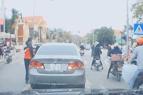 Nóng trên đường: Những tình huống lái xe 'hồn nhiên như cô tiên'