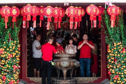 Người trẻ bỏ vàng mã khỏi mâm cúng, nên hay không nên?