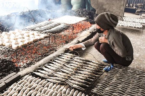Làng biển Nghệ An đỏ lửa ngày đêm nướng cá phục vụ thị trường Tết