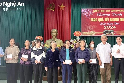 Phó Bí thư Thường trực Tỉnh ủy Nguyễn Văn Thông trao quà Tết tại xã Nam Cát, huyện Nam Đàn