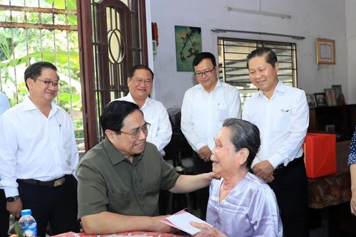 Thủ tướng thăm, chúc Tết gia đình cách mạng tại Cần Thơ