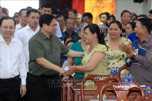 Thủ tướng thăm, tặng quà Tết đối tượng chính sách TP Cần Thơ
