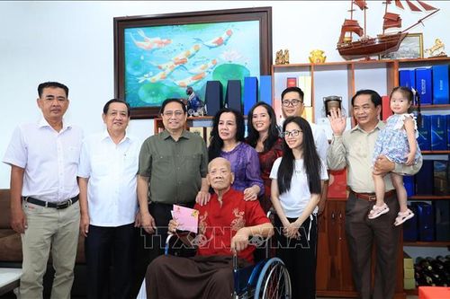 Thủ tướng thăm, chúc Tết gia đình cách mạng tại Cần Thơ