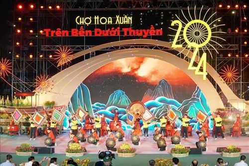 Đặc sắc chợ hoa Xuân 'Trên bến dưới thuyền'