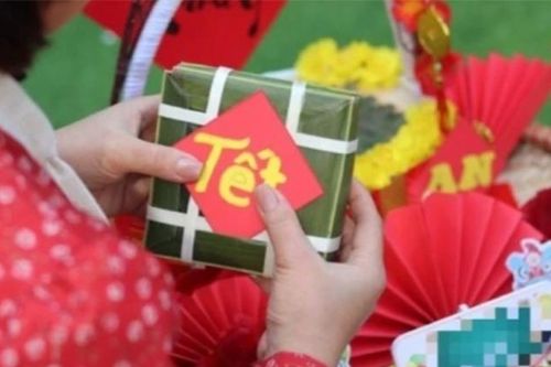 Vợ chuẩn bị quà Tết cho mẹ đẻ có phong bì 2 triệu, chồng lén xem trước rồi lẳng lặng làm một điều