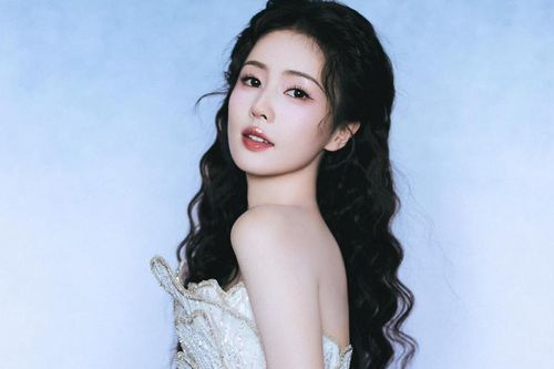 Ngó lơ Bạch Lộc, Vu Chính công khai khen ngợi 'nàng thơ' mới