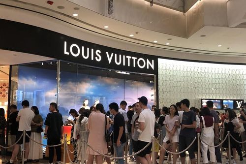 Người dân Trung Quốc thích mua hàng hiệu ở quê nhà, ngày càng hào phóng đầu tư vào phong cách sống