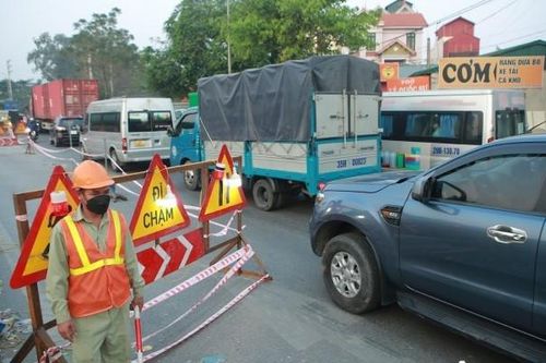 Hà Nội: Phân luồng giao thông phục vụ thi công cầu đi bộ tại đường Võ Văn Kiệt, Đông Anh