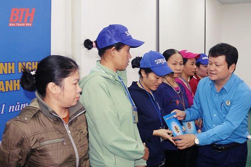 Mang mùa xuân ấm áp đến với người lao động