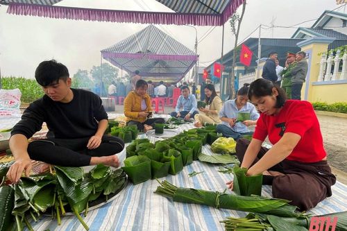 Đem bánh chưng xanh và tết an lành đến cho người dân thôn Lam Đạt