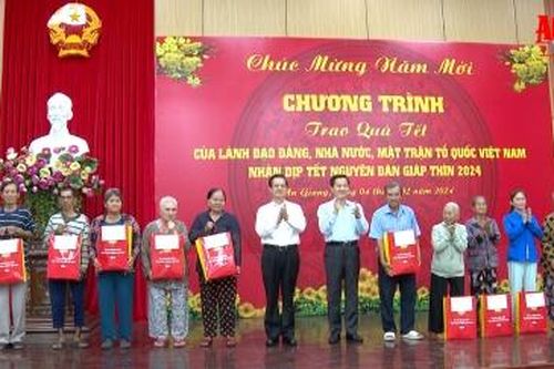 Phó Thủ tướng Lê Minh Khái thăm, tặng quà Tết các gia đình chính sách, hộ nghèo, công nhân, người lao động An Giang