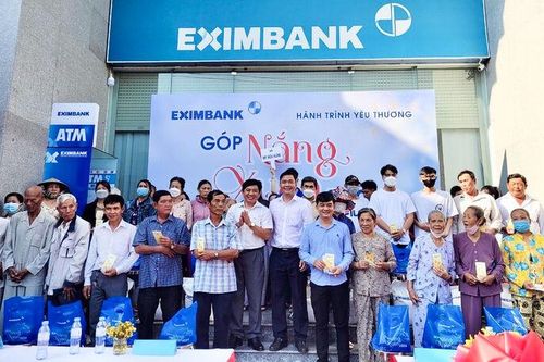 Eximbank chi nhánh An Giang tặng 900 phần quà Tết cho người dân