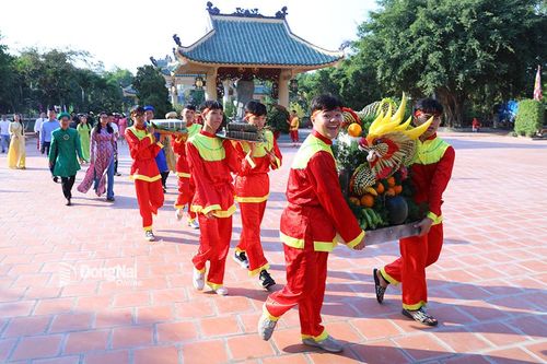 Hơn 800 người rước, dâng bánh 'kính nhớ tổ tiên' tại Biên Hòa
