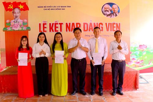 Báo Đồng Nai về nguồn, trao quà Cây mùa xuân tại Đồng Tháp