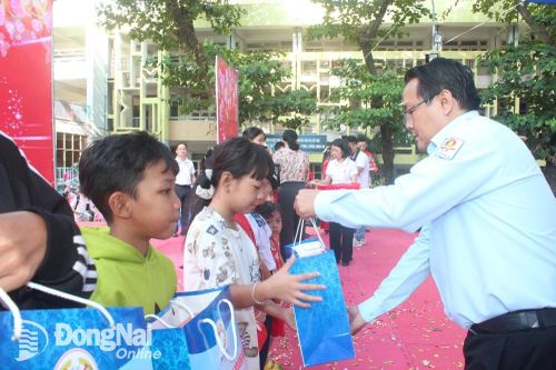 500 thiếu nhi tham gia chương trình Xuân yêu thương - phiên chợ ngày tết