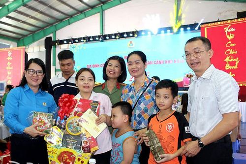 Tặng quà cho 300 gia đình công nhân, viên chức lao động có hoàn cảnh khó khăn