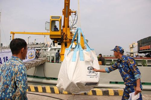 Mang Xuân đến với chiến sĩ hải quân