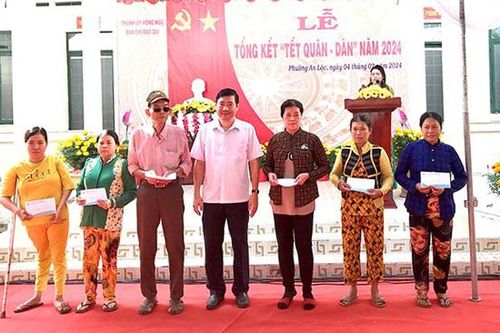 Chủ tịch UBND tỉnh dự tổng kết 'Tết Quân - Dân', chúc Tết nguyên lãnh đạo tỉnh tại TP Hồng Ngự