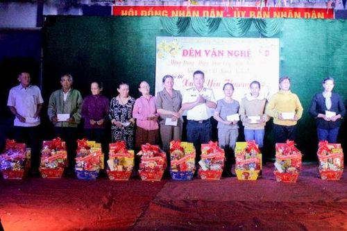 Lữ đoàn 685 phối hợp tổ chức chương trình văn nghệ 'Mừng Đảng, mừng Xuân và tặng quà gia đình chính sách
