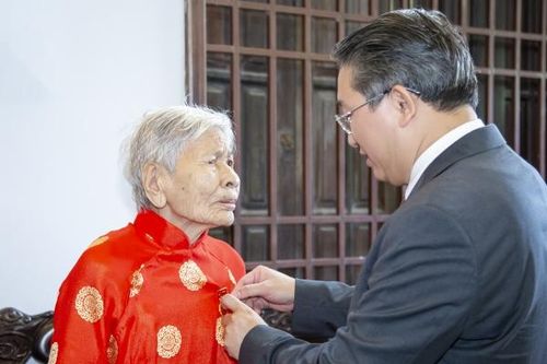 Bí thư Tỉnh ủy Nguyễn Hải Ninh trao Huy hiệu 75 năm tuổi Đảng cho đảng viên Lương Thị Dung