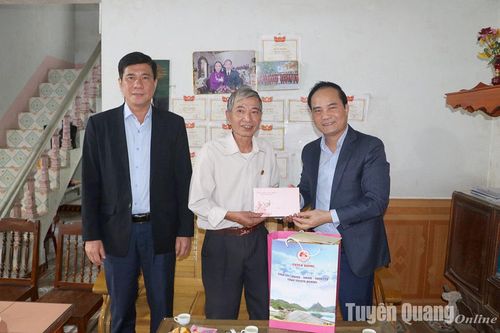 Đồng chí Phó Chủ tịch UBND tỉnh Hoàng Việt Phương tặng quà Tết tại Hàm Yên