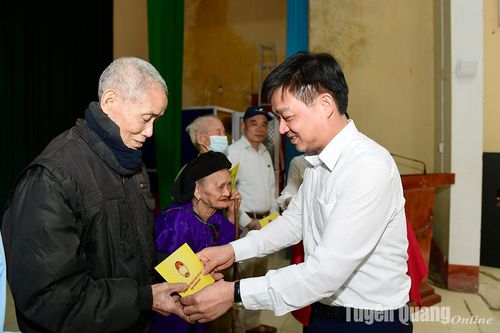 Đồng chí Nguyễn Hưng Vượng trao quà Tết cho gia đình chính sách, người cao tuổi tại huyện Sơn Dương
