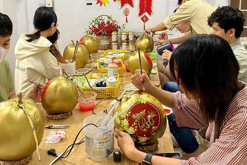 Cuối năm 'vẽ' bình an