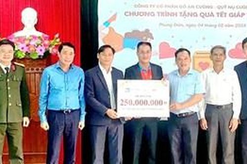 Thứ trưởng Bộ Công an Lê Quốc Hùng tặng quà tết đến người dân Phong Điền