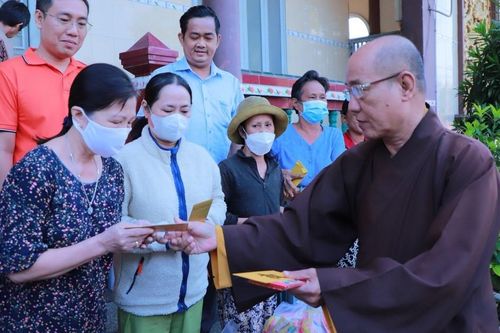 Các tự viện tại TP.Thủ Đức tặng quà Tết đến bà con có hoàn cảnh khó khăn