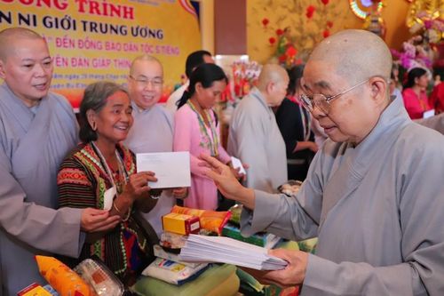 Bình Phước: Phân ban Ni giới T.Ư trao 1.000 phần quà Tết đến Phật tử đồng bào dân tộc S'tiêng
