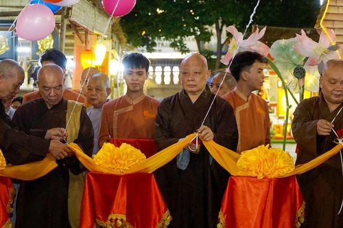 Ban Văn hóa Phật giáo TP.HCM khai mạc 'Phố ông đồ - Nghệ thuật Phật giáo' tại Việt Nam Quốc Tự