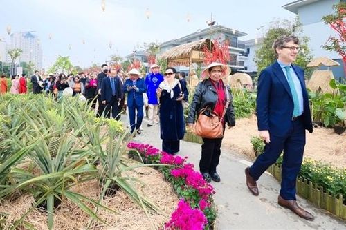 Hàng nghìn du khách hào hứng với Đường hoa Home Hanoi Xuan 2024