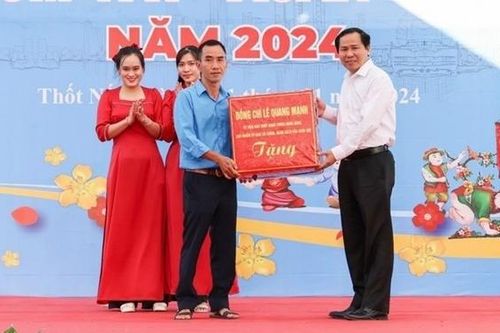 Chung niềm vui xuân, đón Tết