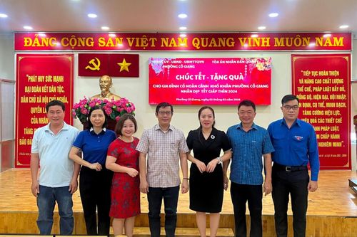 Tòa án Quận 1 trao quà Tết cho lực lượng dân quân và bảo vệ dân phố có hoàn cảnh khó khăn