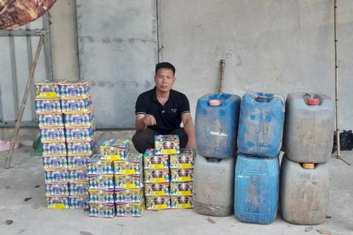 Giấu pháo lậu trong nhà nuôi yến, ngụỵ trang trong can nhựa vẫn bị phát hiện