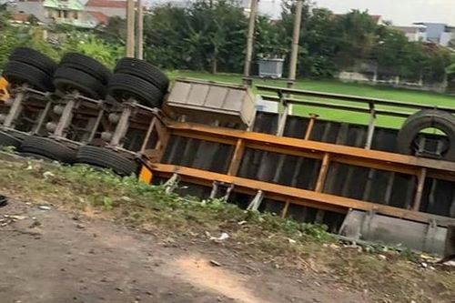Xe đầu kéo lật bên lề đường sau khi 'lùa' 4 ôtô và 1 xe máy dừng trước đèn đỏ