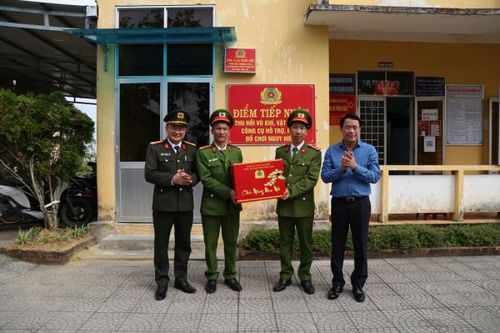 Thứ trưởng Lê Quốc Hùng thăm Công an xã, tặng 1000 phần quà cho hộ gia đình có hoàn cảnh khó khăn