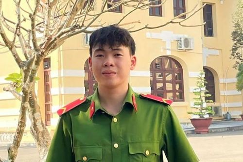 Chiến sĩ Công an lao xuống sông cứu người đuối nước