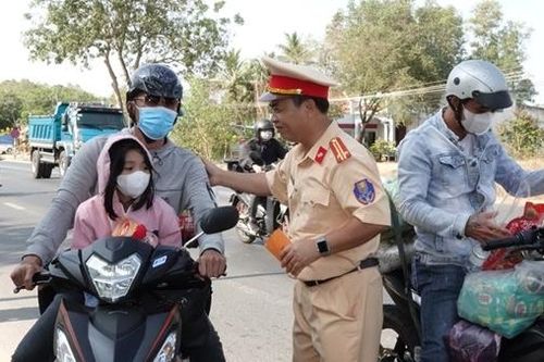 CSGT lan tỏa yêu thương cùng người dân về quê đón Tết