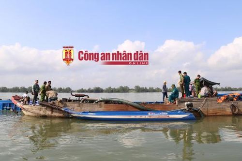 Bắt quả tang 3 đối tượng khai thác cát 'lụi' trên sông Hậu