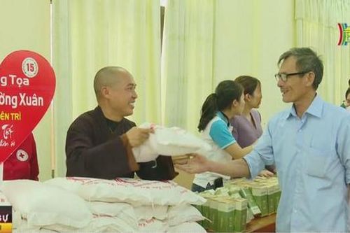 Ấm lòng phiên chợ Tết nhân ái giá 0 đồng